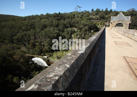 Storica Stazione di pompaggio e la parete della diga Diga di cataratta Sydney Autorità di bacino idrografico Appin Nuovo Galles del Sud Australia Foto Stock