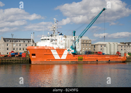 La nave di rifornimento della piattaforma petrolifera 'Supply Express' ormeggiata nel porto di Aberdeen City, nel nord-est della Scozia, nel Regno Unito Foto Stock