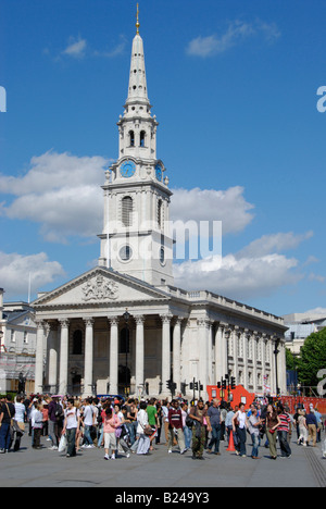 Recentemente restaurato St Martin s nel campo chiesa e la folla di turisti in Trafalgar Square Londra Foto Stock