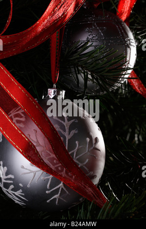 Albero di Natale con due palline d'argento ornamenti primo piano sfondo nessuno verticale negli Stati Uniti ad alta risoluzione Foto Stock