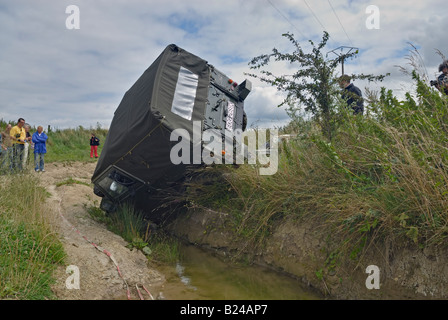 Land Rover Serie 2un leggero sul suo lato dopo essere scivolato fuori pista in un fossato. Foto Stock