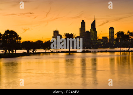 Perth la grattacieli al tramonto riflesso in un lago sulla South Perth foreshore accanto al Fiume Swan. Australia occidentale Foto Stock