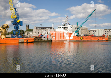 La nave di rifornimento della piattaforma petrolifera 'Supply Express' ormeggiata nel porto di Aberdeen City, nel nord-est della Scozia, nel Regno Unito Foto Stock