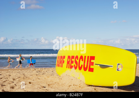 Tre ragazzi a piedi in passato di surf surf utilizzato dai bagnini sulla spiaggia di Manly Sydney Australia Foto Stock