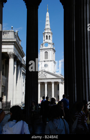 Recentemente restaurato St Martin s nel campo chiesa visto da le fasi della National Gallery in Trafalgar Square Londra Foto Stock