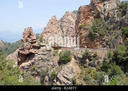 Le strette strade attraverso la regione montagnosa di north western Corsica Foto Stock
