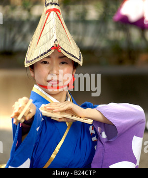 La ballerina indossando il tradizionale costume in Yosakoi Matsuri (festival) a Tokyo in Giappone Foto Stock