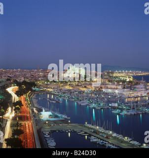 Vista serale del Paseo Maritimo Real Club Nautico de Palma e la Cattedrale di Palma de Mallorca Baleares Spagna 1997 Foto Stock