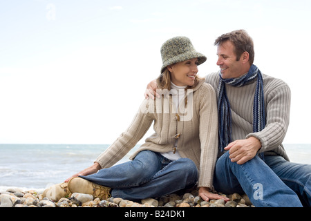 Coppia sulla spiaggia ghiaiosa Foto Stock