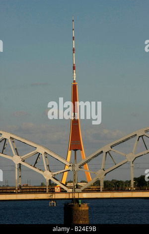 Riga di Radio e TV Tower e ponte ferroviario oltre il Fiume Daugava a Riga Lettonia Paesi Baltici Foto Stock