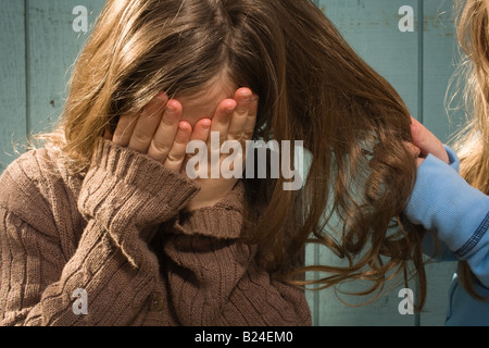 Ragazza dopo aver tirato i capelli Foto Stock