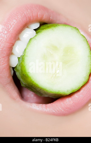 Cucumber Slice in bocca womans Foto Stock