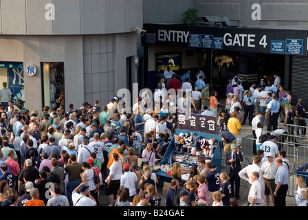 Gli appassionati di baseball di arrivare allo Yankee Stadium di New York borough Bronx Foto Stock
