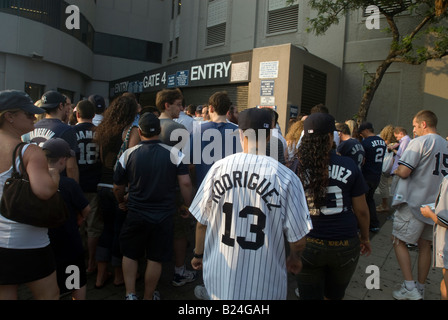 Gli appassionati di baseball di arrivare allo Yankee Stadium di New York borough Bronx Foto Stock