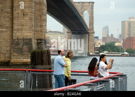 Uno di Olafur Eliasson s gigante impianti di acqua sul ponte di Brooklyn a New York Foto Stock