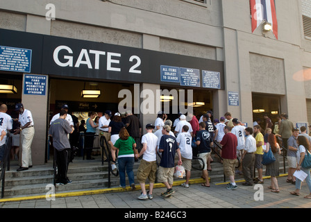 Gli appassionati di baseball di arrivare allo Yankee Stadium di New York borough Bronx Foto Stock