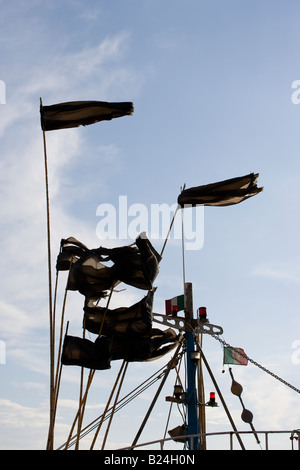 Sardegna, Sud, Sulcis, nei pressi di Capo Malfatano, spiaggia, mare Mediterraneo, fishermenFishing barca onda bandiere nel vento Foto Stock