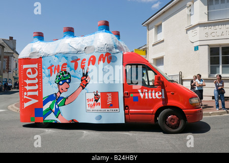 2008 Tour de France caravan - van sponsorizzato da 'Vittel' acqua sorgiva, Francia. Foto Stock