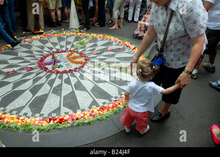 I visitatori a immaginare il mosaico in Strawberry Fields memorializing John Lennon in Central Park di New York Foto Stock