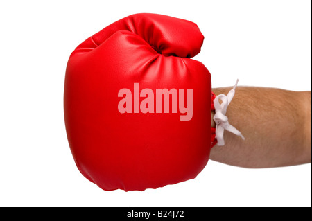 In pelle rossa boxe guanto offrendo un punzone leggera profondità di campo con il focus sul guanto su sfondo bianco Foto Stock