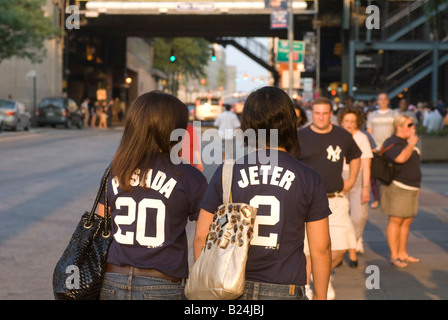 Gli appassionati di baseball di arrivare allo Yankee Stadium di New York borough Bronx Foto Stock