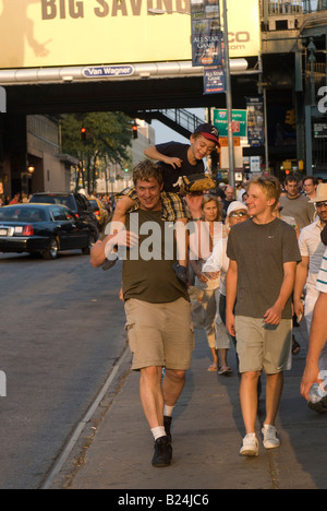 Gli appassionati di baseball di arrivare allo Yankee Stadium di New York borough Bronx Foto Stock