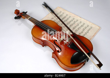Vecchio violino con vintage foglio di musica Foto Stock