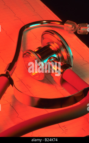 Ancora vita suono di uno stetoscopio dispositivo di rilevamento utilizzato spesso per ascoltare i suoni del cuore. Foto Stock
