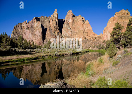 Smith Rock State Park lungo il tortuoso fiume uno della Northwest s principal technical rock climbing zone in Oregon centrale Foto Stock
