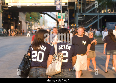 Gli appassionati di baseball di arrivare allo Yankee Stadium di New York borough Bronx Foto Stock