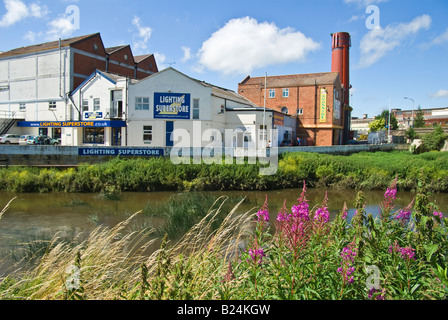 Ex caseificio industriale sito ora convertito in un impiego misto business park accanto al fiume Avon a Melksham Foto Stock
