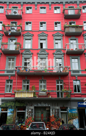Dettaglio di colore rosso brillante ristrutturato il vecchio edificio in bohemien quartiere Prenzlauer Berg di Berlino 2008 Foto Stock