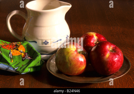 Ancora in vita le mele nel recipiente della salute alimentare Foto Stock