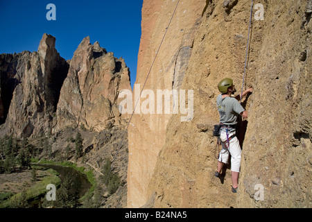 Arrampicatori a Smith Rock State Park lungo il tortuoso fiume Foto Stock