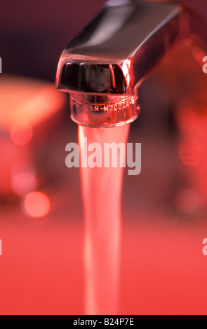 Chiudere il rubinetto di acqua corrente Foto Stock
