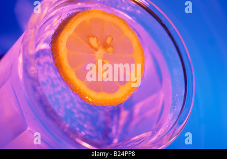 Limone in acqua frizzante close up Foto Stock