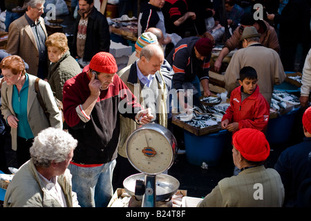 Venditore di pesce parlare sul telefono cellulare presso la Pescheria di Sant Agata mercato del pesce di Catania, Sicilia, Italia Foto Stock