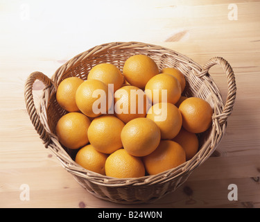 Le arance nel Cestino Foto Stock
