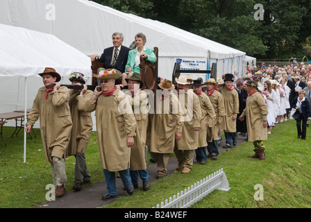 Dunmow Flitch Trial. Grande Dunmow, Essex UK. La coppia sposata vincente ha presieduto attraverso il villaggio cittadino dalla sala del tribunale del marquee, Inghilterra degli anni '2008 2000 Foto Stock