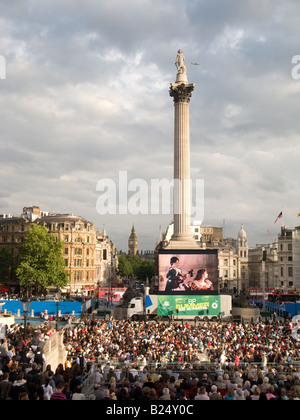 Live aria aperta lo screening di un'opera della Royal Opera House Covent Garden, Trafalgar Square, Londra Foto Stock