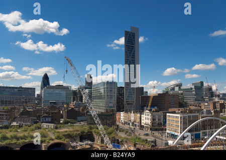 Un ampia angolazione dello skyline della città di Londra con Broadgate Tower su Bishopsgate al centro dell'immagine Foto Stock