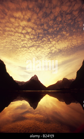 Milford Sound, Fiordland, Nuova Zelanda, litorale vista al tramonto, con montagna iconica Mitre Peak (1692 metri / 5560 C piedi), centro Foto Stock