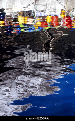 Abstract riflessioni di una barca da pesca con colorati boe, Milford Sound, Fiordland, Nuova Zelanda Foto Stock