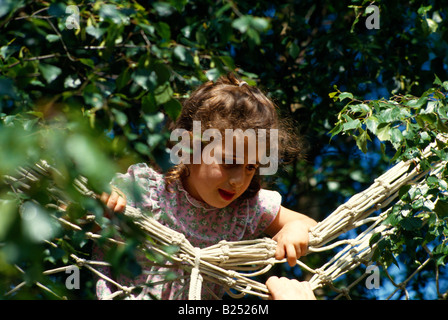 Bambino con la paura delle altezze Foto Stock