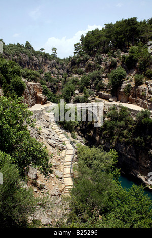 Il romano OLUK ponte sopra il canyon e il fiume KOPRULU. La Turchia. Foto Stock