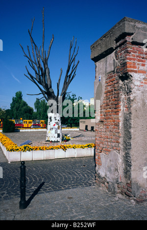 Luglio 11, 2008 - Albero Morto utilizzati per pubblicare necrologi presso il cortile del Pawiak, una vecchia prigione nella ex ghetto di Varsavia Foto Stock