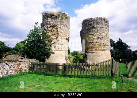 Bungay resti normanni del XII secolo il castello di pietra rotonda torri Suffolk East Anglia England Regno Unito Foto Stock