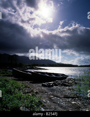 Atmosfera serale sky su un irish entroterra del lago, Foto Stock