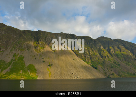 Ghiaioni a Wastwater, Inghilterra del lago più profondo, Parco Nazionale del Distretto dei Laghi, West Cumbria, England Regno Unito Foto Stock