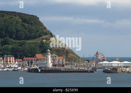 Vista in lontananza Scarborough Harbour e del faro, Scarborough, Regno Unito Foto Stock